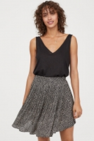  Pleated skirt £10.00