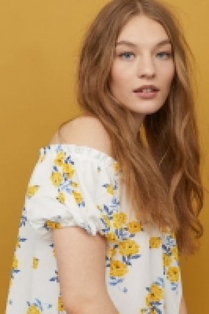  Short off-the-shoulder blouse £10.00