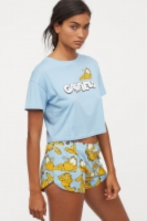  Pyjama top and shorts £6.00