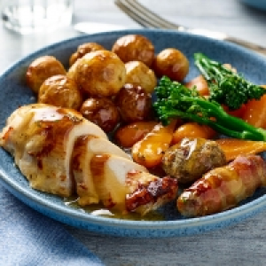 Offer Iceland Iceland Mini Chicken Roast Dinner 440g Serves