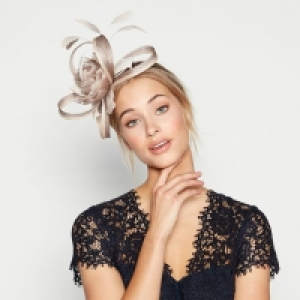 Natural Two-Tone Statement Flower Feather Loop Band Fascinat