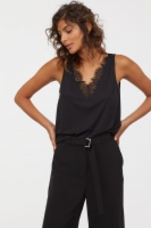 HM   V-neck top with lace