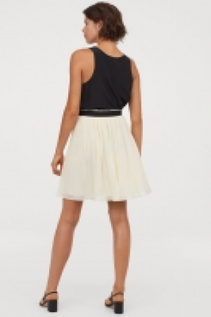  Pleated skirt £9.00