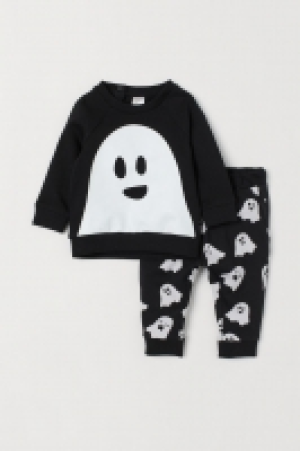  Sweatshirt and joggers £8.00