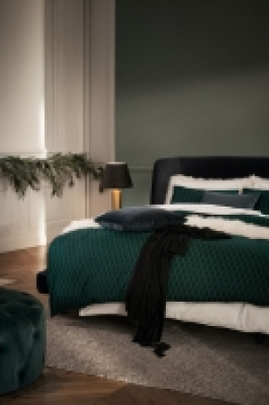  Faux fur bed runner £30.00