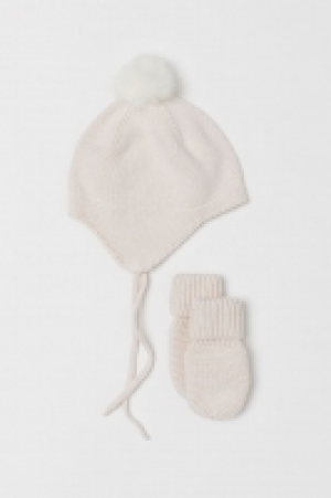  Knitted hat and mittens £5.00