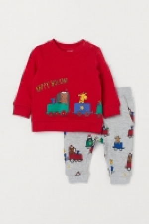  Sweatshirt and joggers £6.00