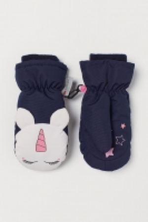  Water-repellent ski mittens £5.00