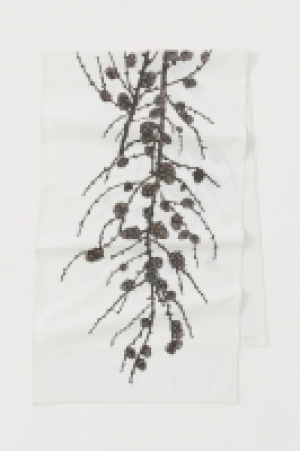 HM   Table runner with a motif