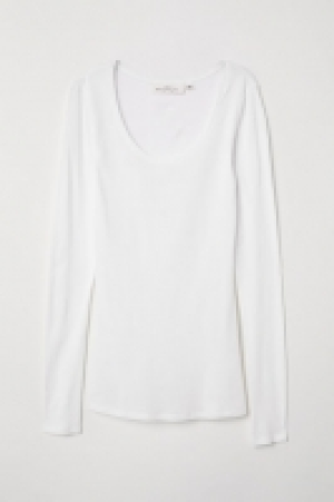  Long-sleeved jersey top £4.00