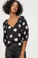 HM   Balloon-sleeved blouse