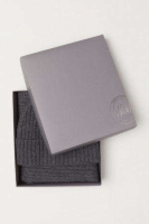  Cashmere-blend hat and scarf £15.00