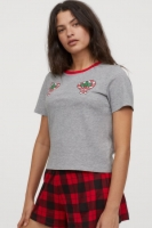  Pyjama top and shorts £7.00