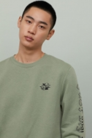  Sweatshirt with a motif £12.00