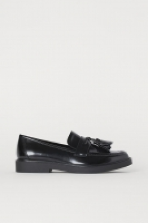 HM   Tasselled loafers