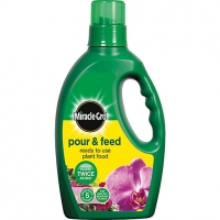Wickes  Miracle-Gro Pour and Feed - 1L