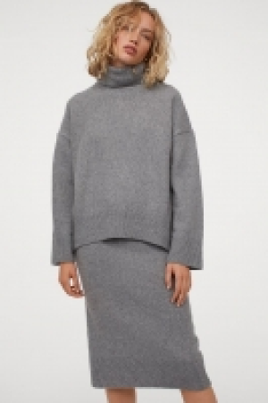 Knitted skirt £13.00