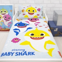 HomeBargains  Baby Shark Fishes Junior Panel Reversible Duvet Set