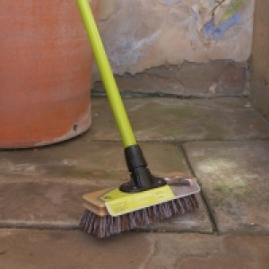 National Trust Bassine Garden Scrubbing Broom with Scraper 9 £16.99