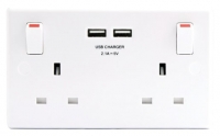 Wickes  Wickes 13 Amp Twin Switched Socket with 2 x USB Ports - Whit