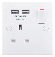 Wickes  Wickes 13 Amp Single Switched Socket with 2 x USB Ports - Wh