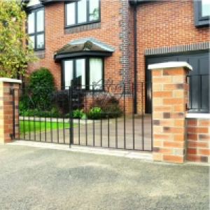 Wickes  Wickes Chelsea Bow Top Steel Driveway Gate Black - 2438 x 90