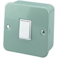 Wickes  Wickes Metal Clad 1 Gang 2 Way Light Switch - Polished