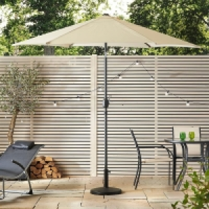 HomeBargains  VonHaus 2.7M Steel Powder Coated UV30+ Crank & Tilt Parasol: