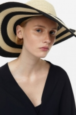 Wide brim straw hat £10.00