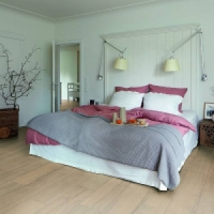 EGGER HOME Natural Elva Oak 8mm Laminate Flooring £29.92