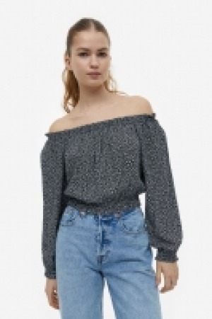 HM  Off-the-shoulder blouse