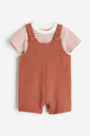 2-piece T-shirt and dungaree set