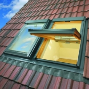 Wickes Roof Window Pine Centre Pivot Frosted Glass 980x780mm